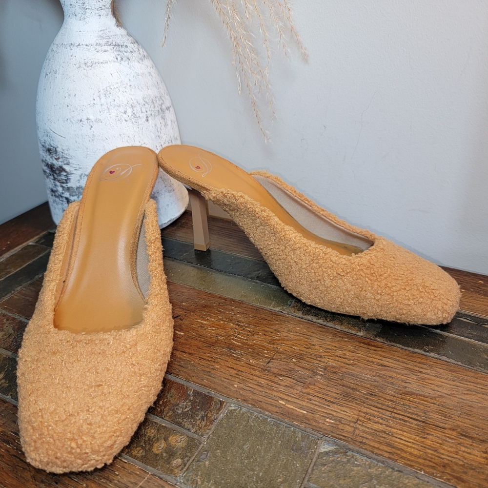 Heart in‎ D 'Cosmo' Sherpa Heels - Size 8